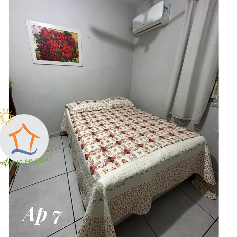 a small bed in a room with a picture on the wall at Ape privativo no Brisamar - 10min Praia de Itaparica - Sentir-se em Casa! in Vila Velha