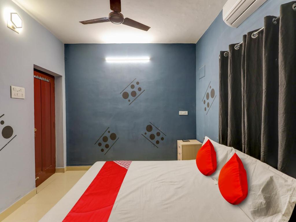 Säng eller sängar i ett rum på Vsv Guest House Maduravoyal