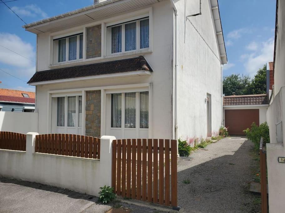 une maison blanche avec une clôture devant dans l'établissement Maison de vacances à 400m de la plage, à Berck-sur-Mer