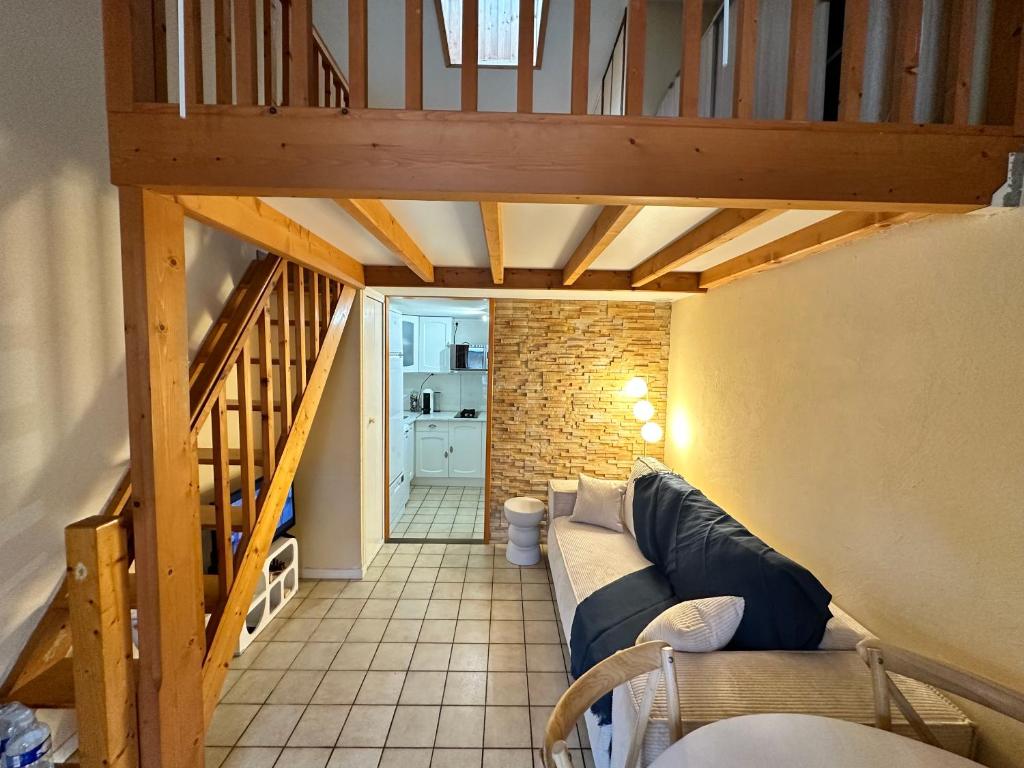 un salon avec un canapé et un escalier dans l'établissement Casa Lili, à Leucate