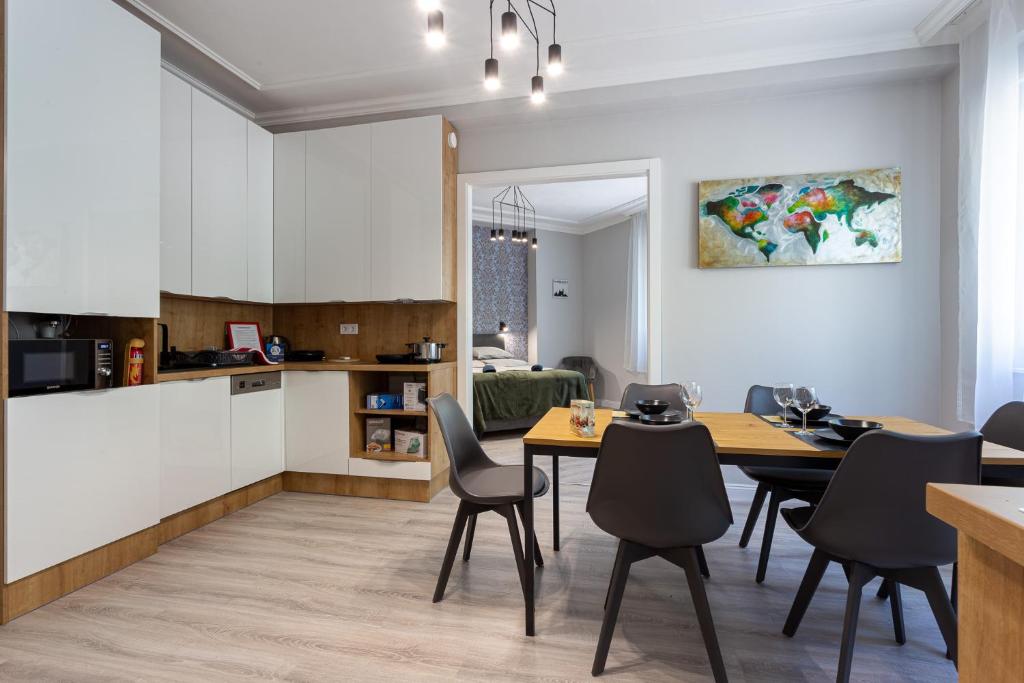 Kuchyň nebo kuchyňský kout v ubytování Buda Castle Serpentine Apartments