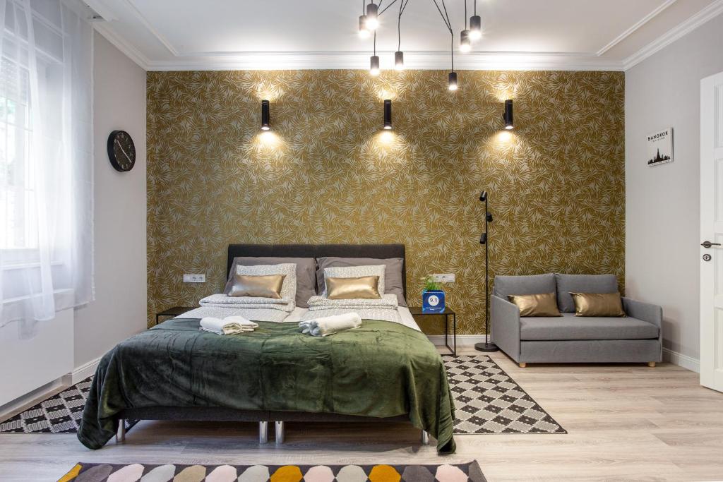 Postel nebo postele na pokoji v ubytování Buda Castle Serpentine Apartments