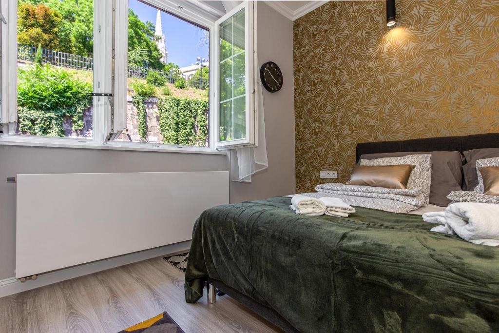 Postel nebo postele na pokoji v ubytování Buda Castle Serpentine Apartments