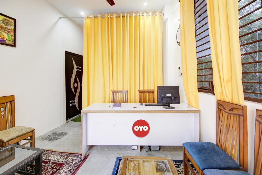 Virtuvė arba virtuvėlė apgyvendinimo įstaigoje Super OYO Flagship Blossom Inn Burari