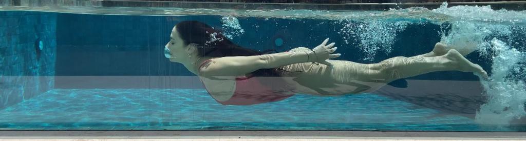młoda dziewczyna pływająca w basenie w obiekcie La Stella Suites w mieście Platanes