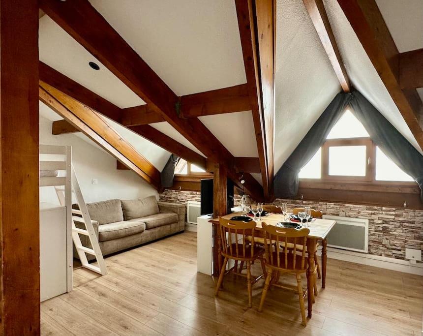 un salon avec une table et un canapé dans l'établissement Studio au pied des pistes avec vue sur la vallée, à Ustou