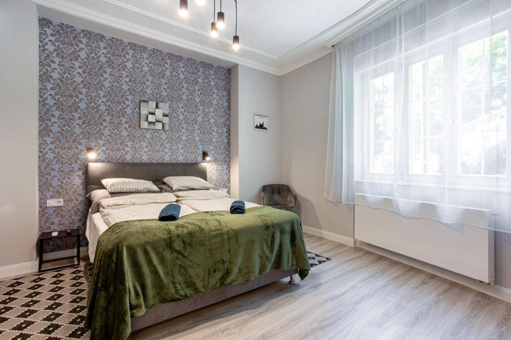 Postel nebo postele na pokoji v ubytování Buda Castle Serpentine Apartments