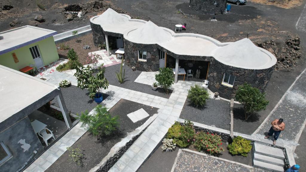 una vista aérea de un edificio con techo blanco en Casa helena en Portela