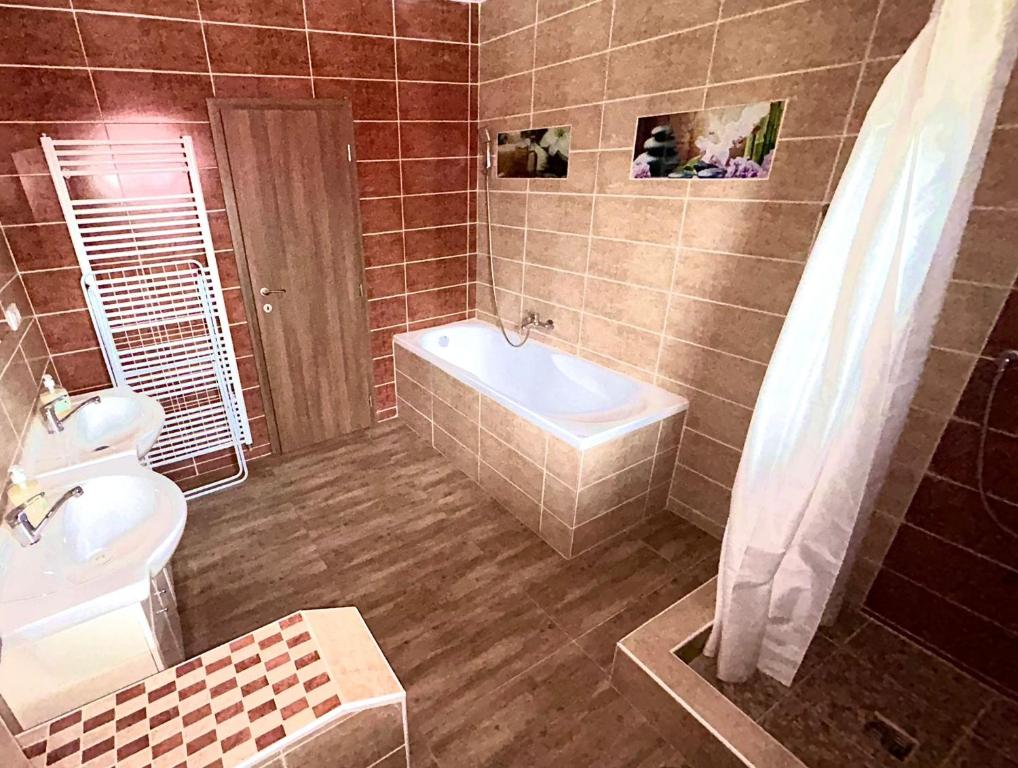 Koupelna v ubytování Apartmány ZELENÝ DOM