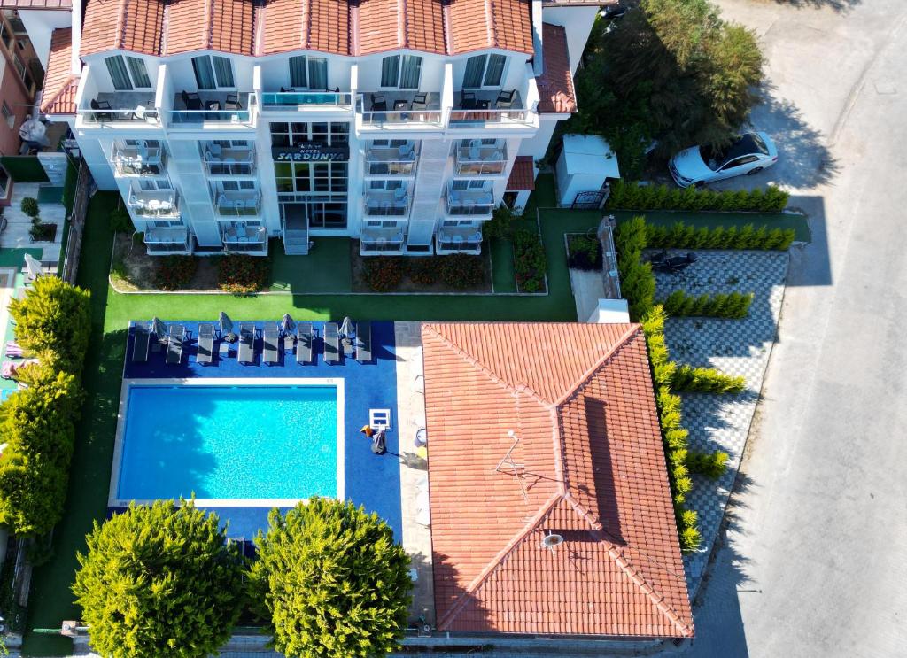 Bazén v ubytování Sardunya Hotel nebo v jeho okolí