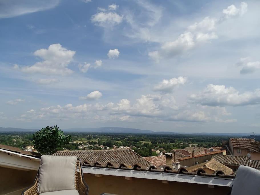 une vue d'une ville depuis le toit d'un immeuble dans l'établissement Maison avec terrasse panoramique, à Châteauneuf-de-Gadagne