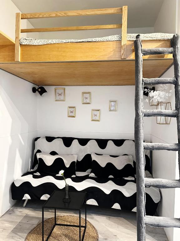 une chambre avec un lit superposé et une échelle dans l'établissement Studio Centre de Paris - Marais, à Paris