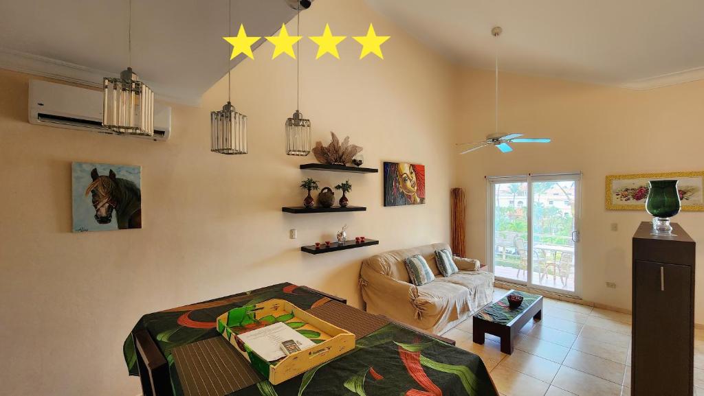 喀巴里特的住宿－Ocean Dream 3d floor studio w/balcony，客厅配有沙发,墙上挂着4星星。