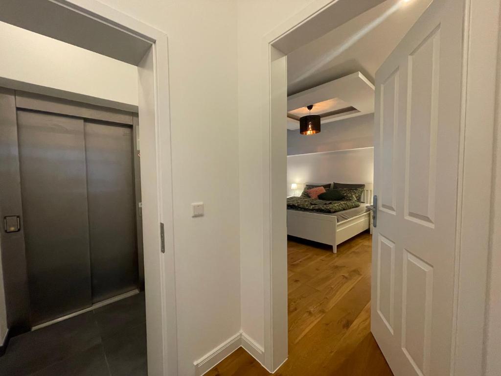 Postel nebo postele na pokoji v ubytování Boutique Hotel Pension Luisengrün Küche 1Gbs WLAN Netflix Disney MagentaTV