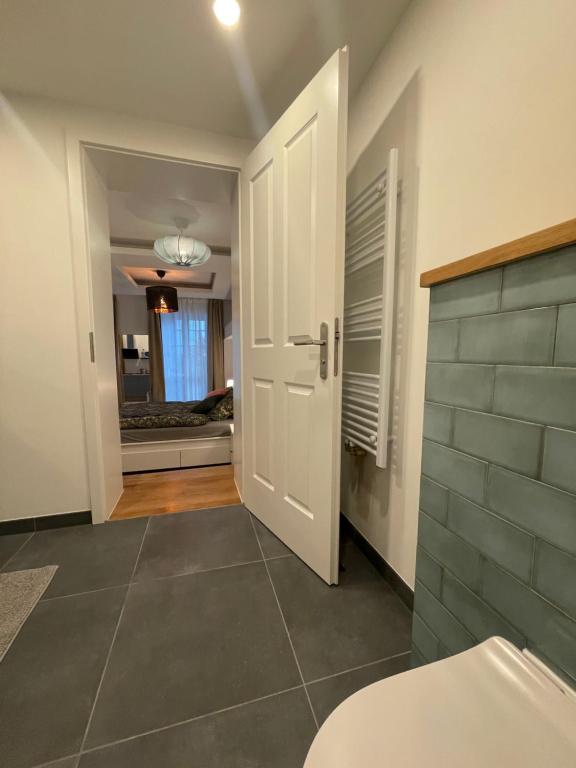 Fotografie z fotogalerie ubytování Boutique Hotel Pension Luisengrün Küche 1Gbs WLAN Netflix Disney MagentaTV v destinaci Chemnitz