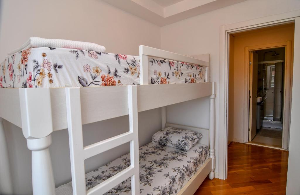 Krevet ili kreveti u jedinici u okviru objekta Moderan dvosoban stan