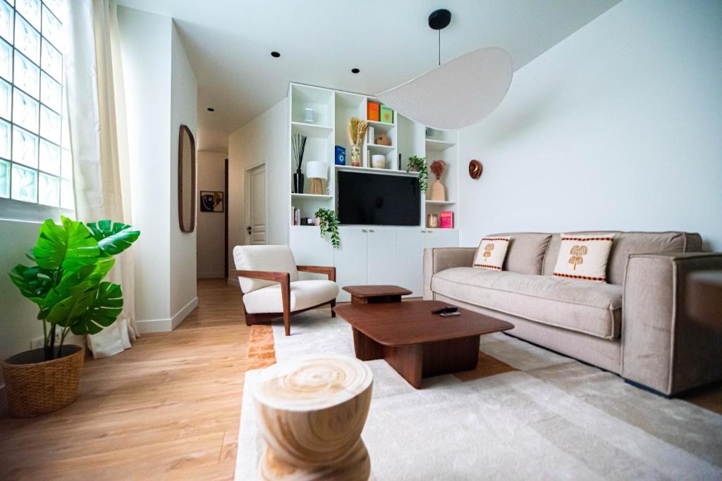 un salon avec un canapé et une table dans l'établissement CIA - Beaurepaire, à Paris