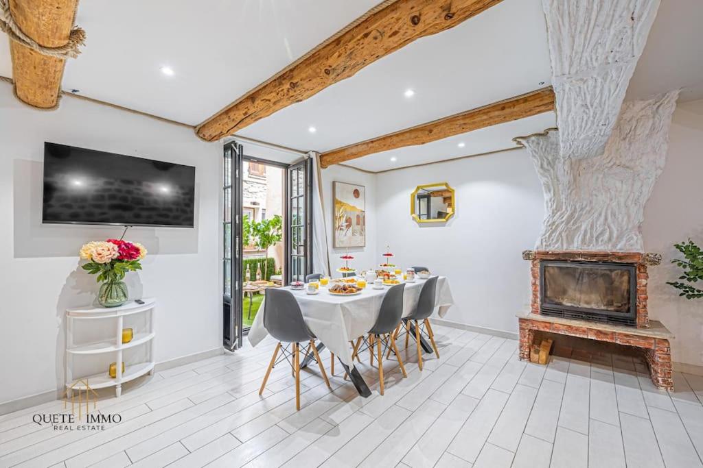 TV a/nebo společenská místnost v ubytování Maison Rénovée Calme & Confort à 20 min de Monaco