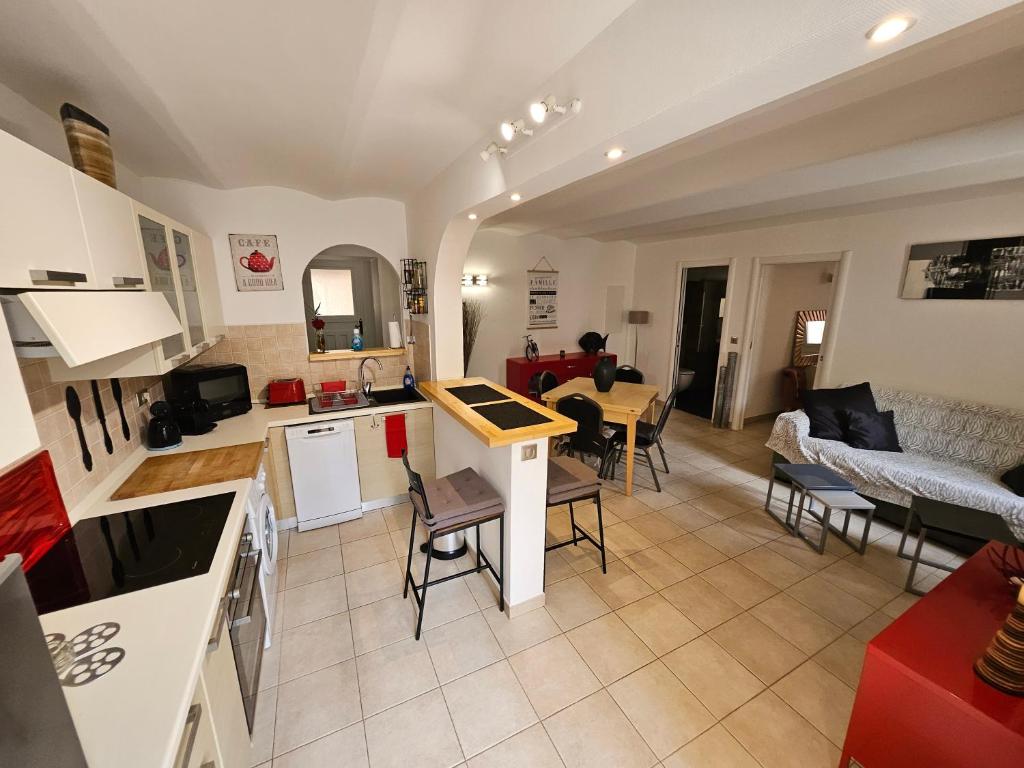 une cuisine et un salon avec une table et des chaises dans l'établissement MICHELE FAMILY - Centre ville - 2 Pièces tranquille - A 150 m de la mer, à Menton