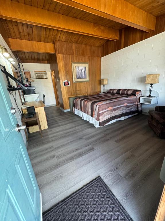 Postel nebo postele na pokoji v ubytování Ace Crown Motel
