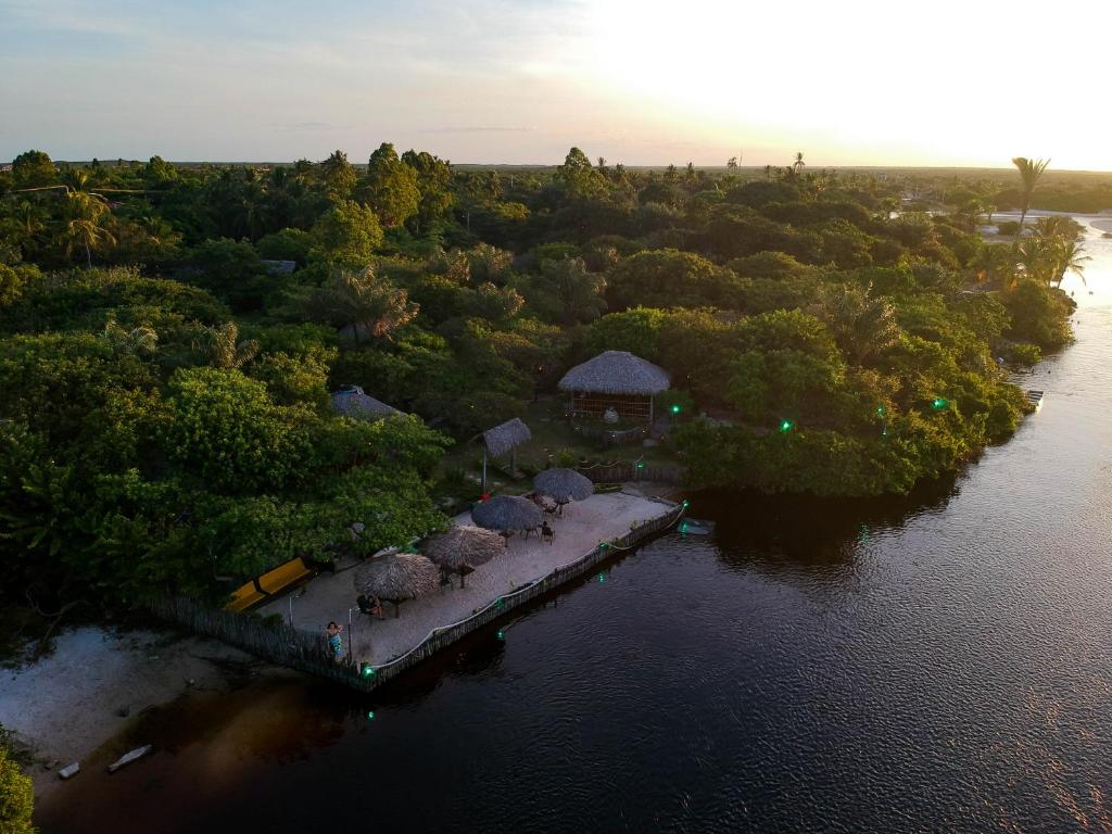 uma vista aérea de uma casa numa ilha na água em Ciamat Camp em Santo Amaro