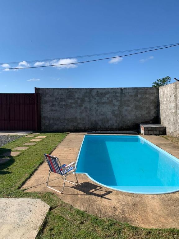 a chair sitting in front of a swimming pool at Chácara Lobos in Sorocaba