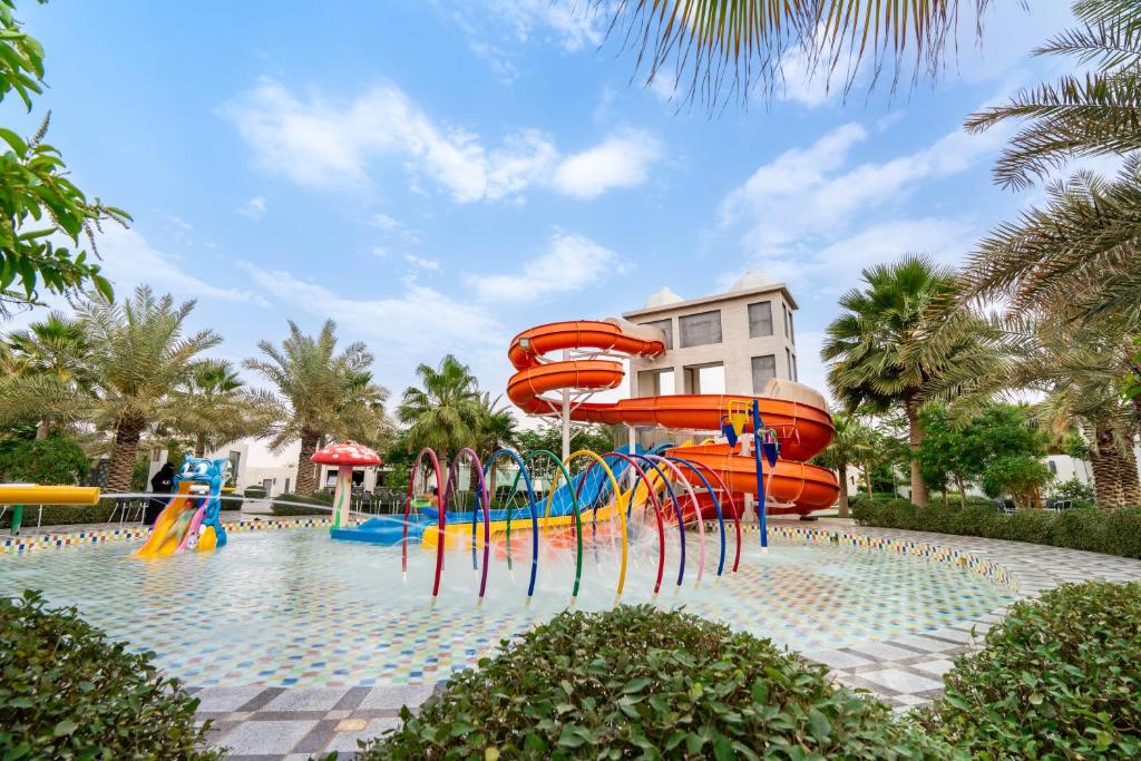 basen z parkiem wodnym ze zjeżdżalniami w obiekcie Talah Resort w Rijadzie
