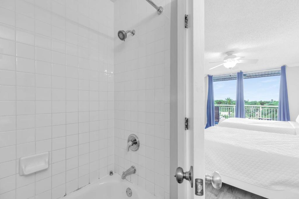 Vannituba majutusasutuses St Croix - Downtown 4x4 Waterfront Penthouse Pool Dock Pet