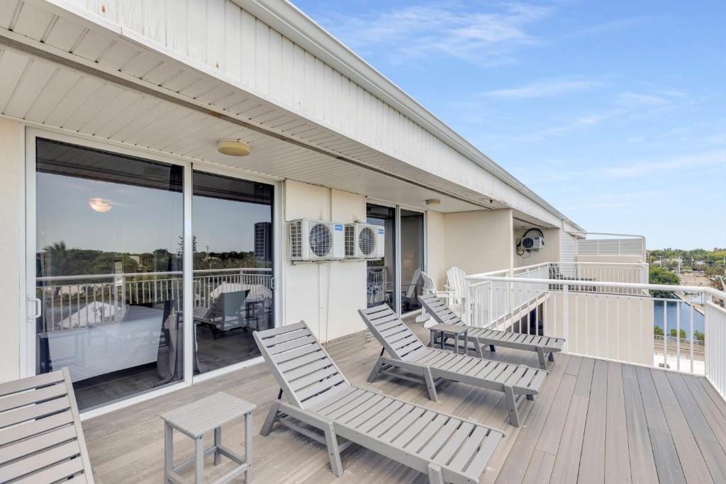 Rõdu või terrass majutusasutuses St Croix - Downtown 4x4 Waterfront Penthouse Pool Dock Pet