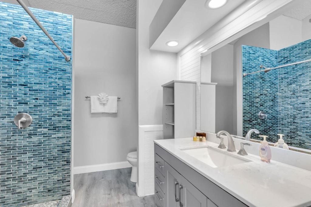 Vannituba majutusasutuses St Croix - Downtown 4x4 Waterfront Penthouse Pool Dock Pet