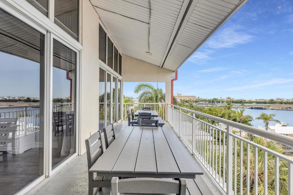 Rõdu või terrass majutusasutuses St Croix - Downtown 4x4 Waterfront Penthouse Pool Dock Pet