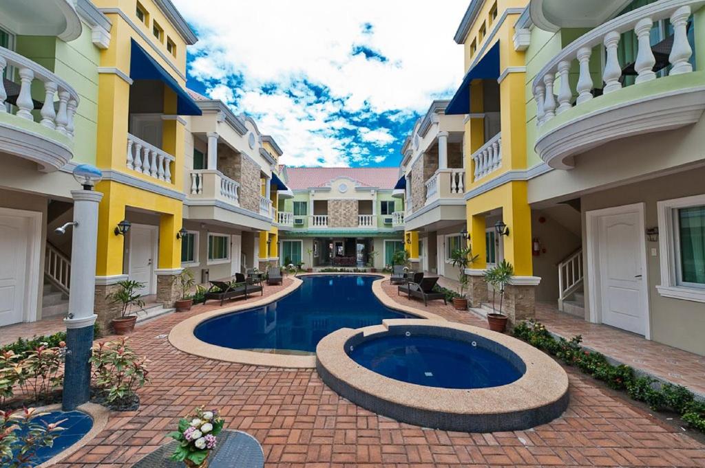 un patio con piscina en el centro de un edificio en Prism Hotel, en Ángeles