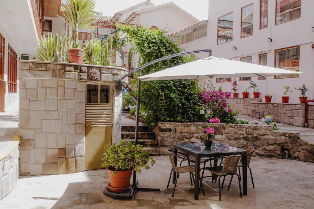 Quechua Hotel Cusco的庭院或其他户外区域