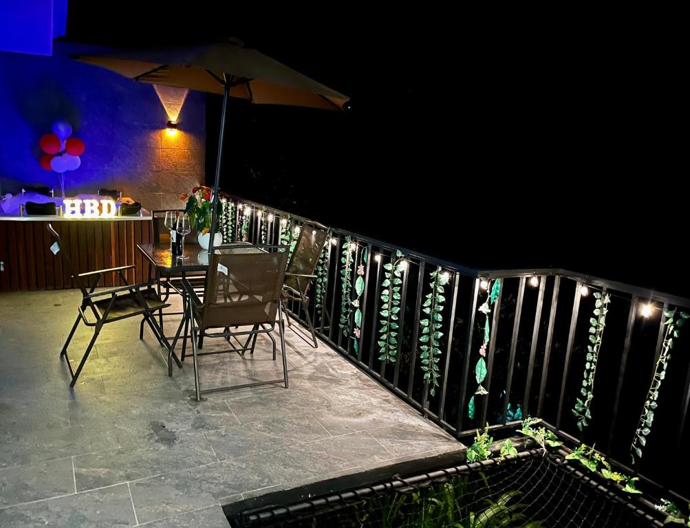 patio con tavolo, sedie e ombrellone di Reserva La Esperanza a Vergara