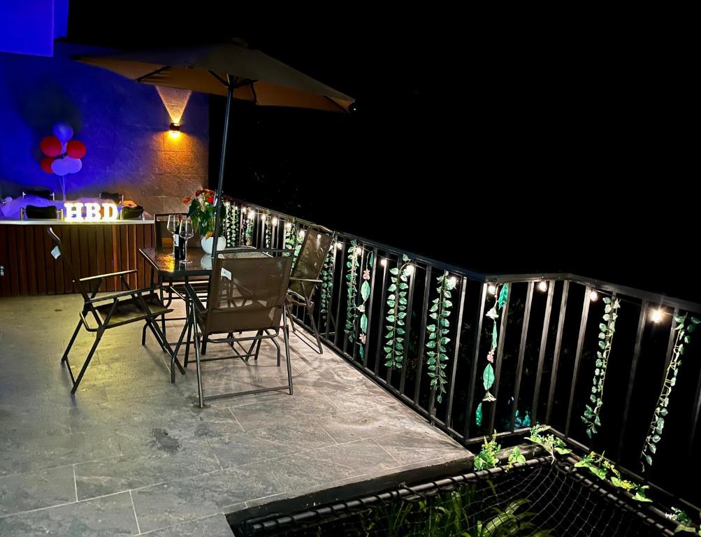 a patio with a table and chairs and an umbrella at Reserva La Esperanza in Vergara