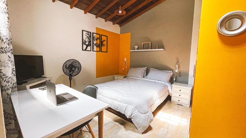 Postel nebo postele na pokoji v ubytování Malaika Hostel Medellín