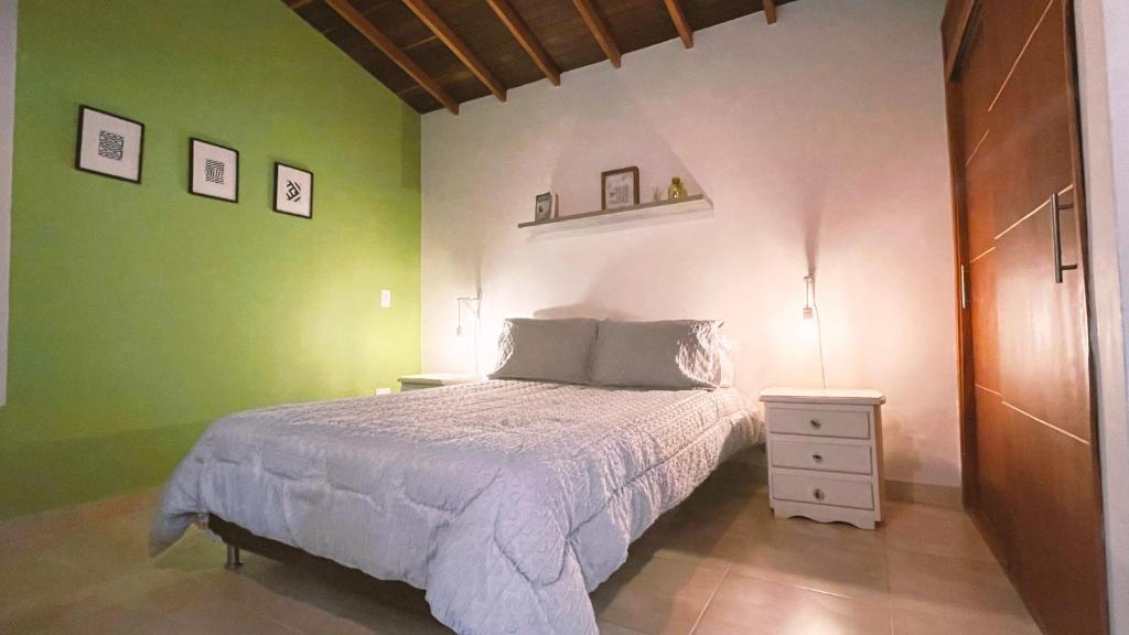 Postel nebo postele na pokoji v ubytování Malaika Hostel Medellín