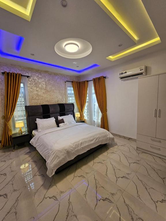 Rúm í herbergi á Sapphire Residences by Crystal Magodo