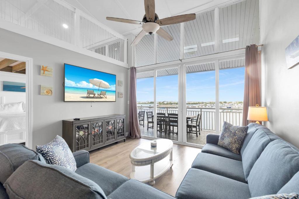 TV a/nebo společenská místnost v ubytování St John - Downtown Waterfront Penthouse Pool Parking Dock