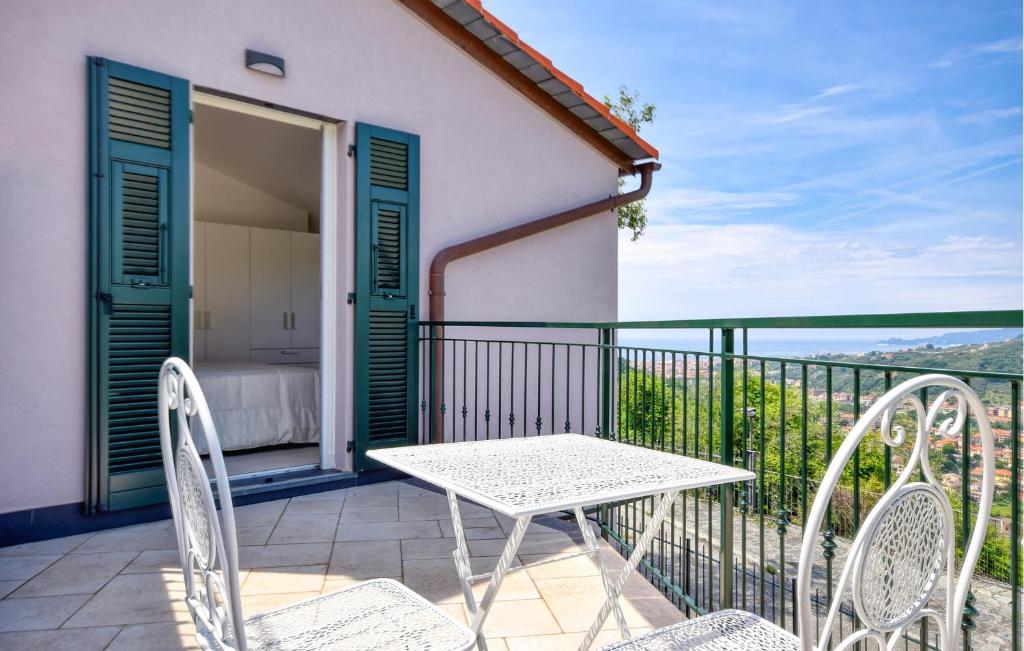Cogornoにある2 Bedroom Nice Home In Cogornoのバルコニーにテーブルと椅子が置かれたパティオ