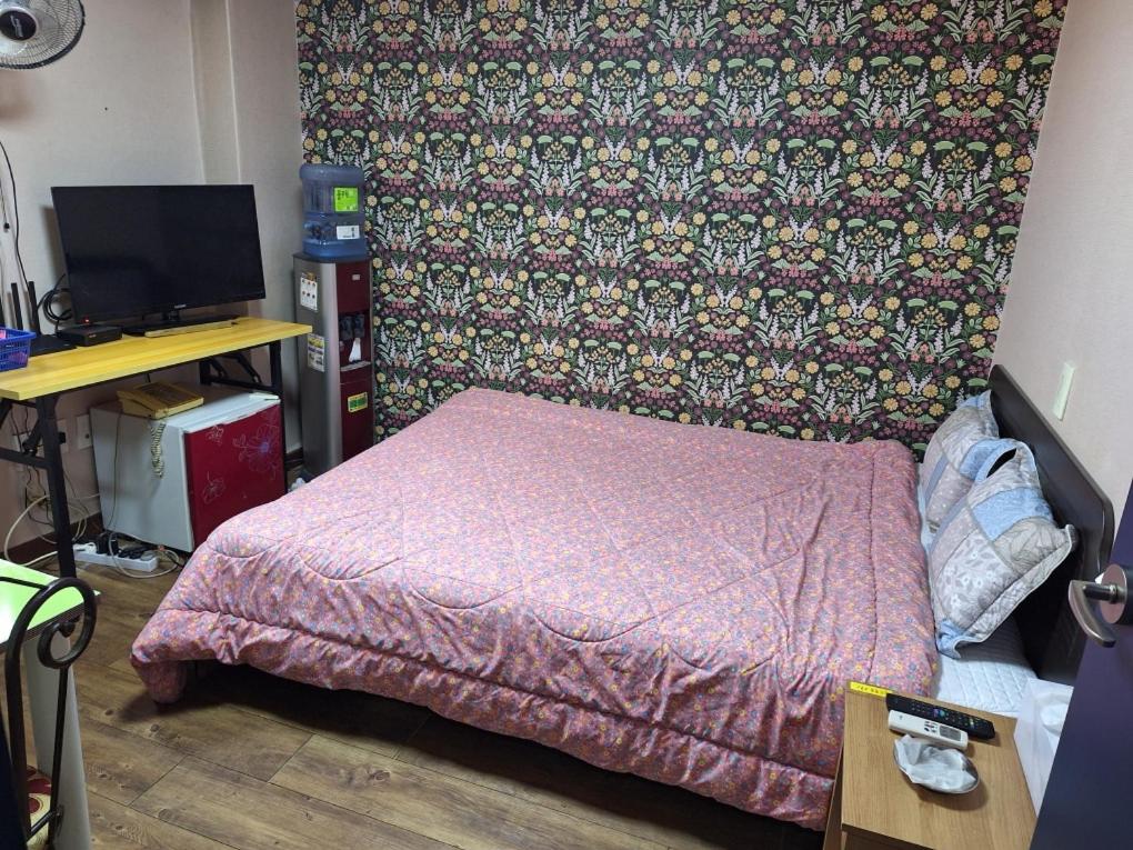 Postel nebo postele na pokoji v ubytování GwiBinJang Motel