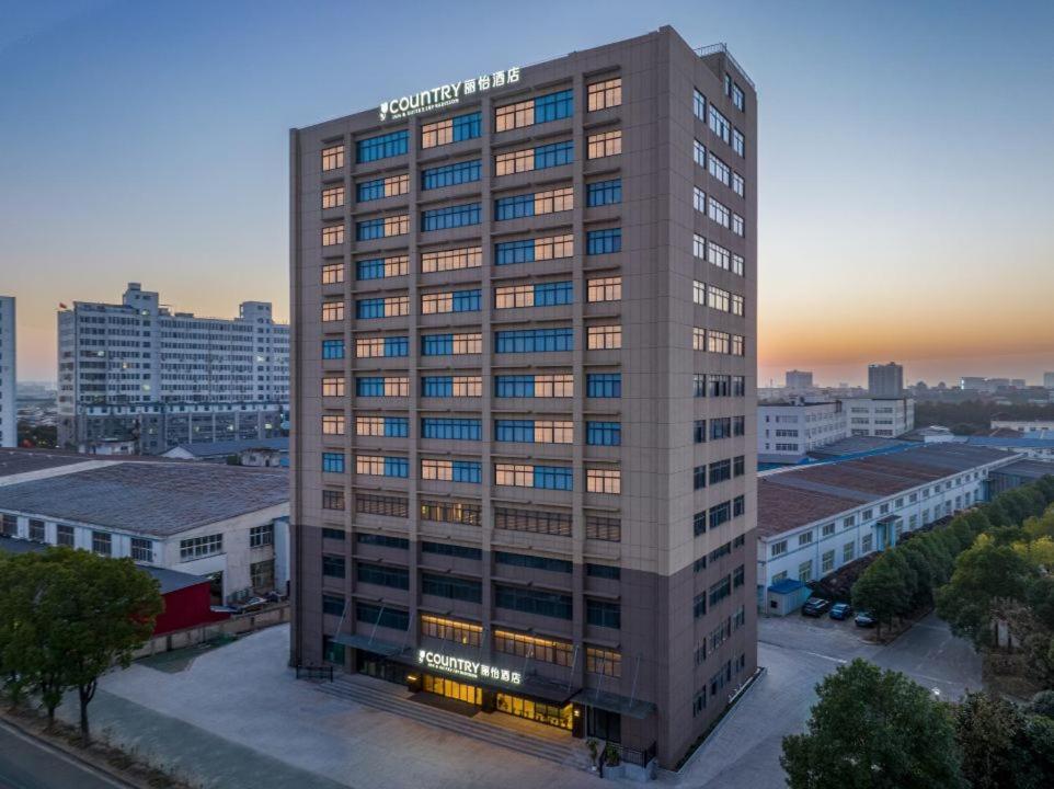 东西湖丽怡酒店(武汉东吴大道机电城店)的城市中灯火通明的高楼