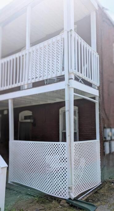 Balkón nebo terasa v ubytování Escape on Hambright's Alley! Walk 2 everything! Cyclists Welcome! 1st Fl Unit A