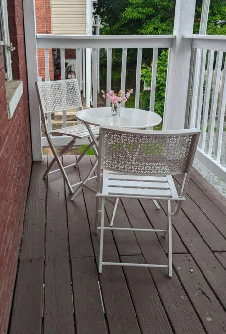 Balkón nebo terasa v ubytování Escape on Hambright's Alley! Walk 2 everything! Cyclists Welcome! 1st Fl Unit A
