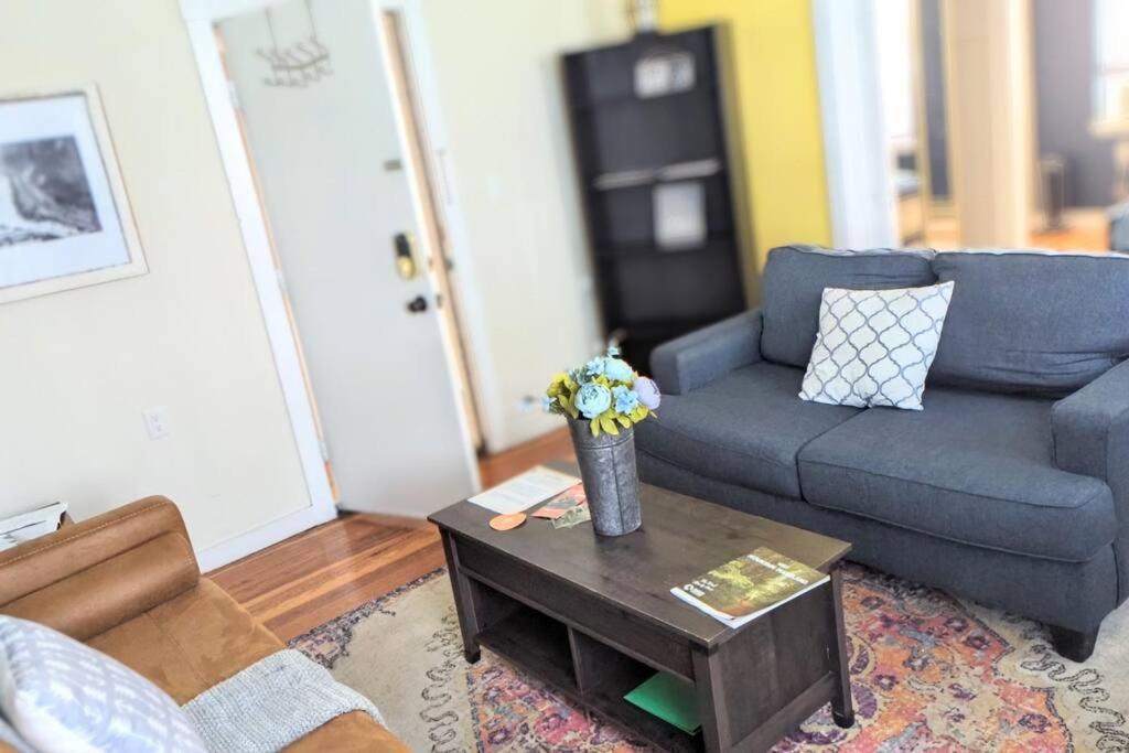 Posezení v ubytování Escape on Hambright's Alley! Walk 2 everything! Cyclists Welcome! 1st Fl Unit A