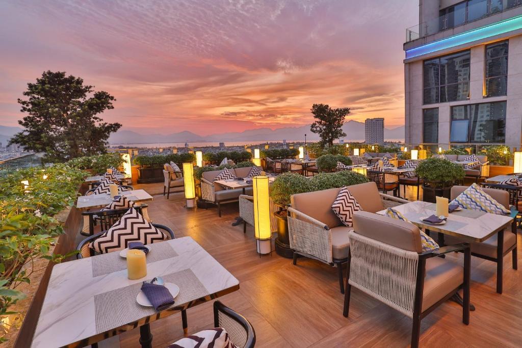 Balkón nebo terasa v ubytování New Orient Hotel Da Nang