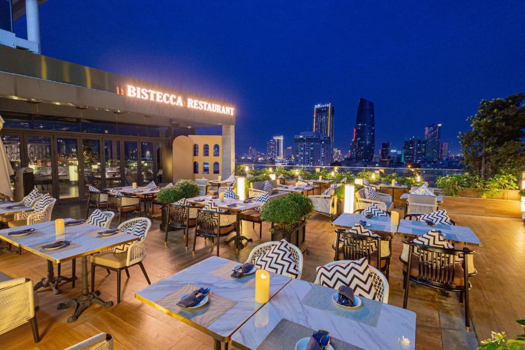 Restaurace v ubytování New Orient Hotel Da Nang