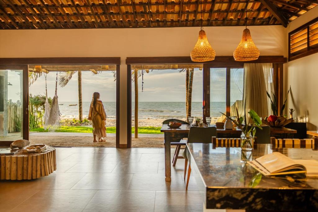 sala de estar con vistas al océano en Casa ADOBE Preá - FRENTE MAR!, en Prea