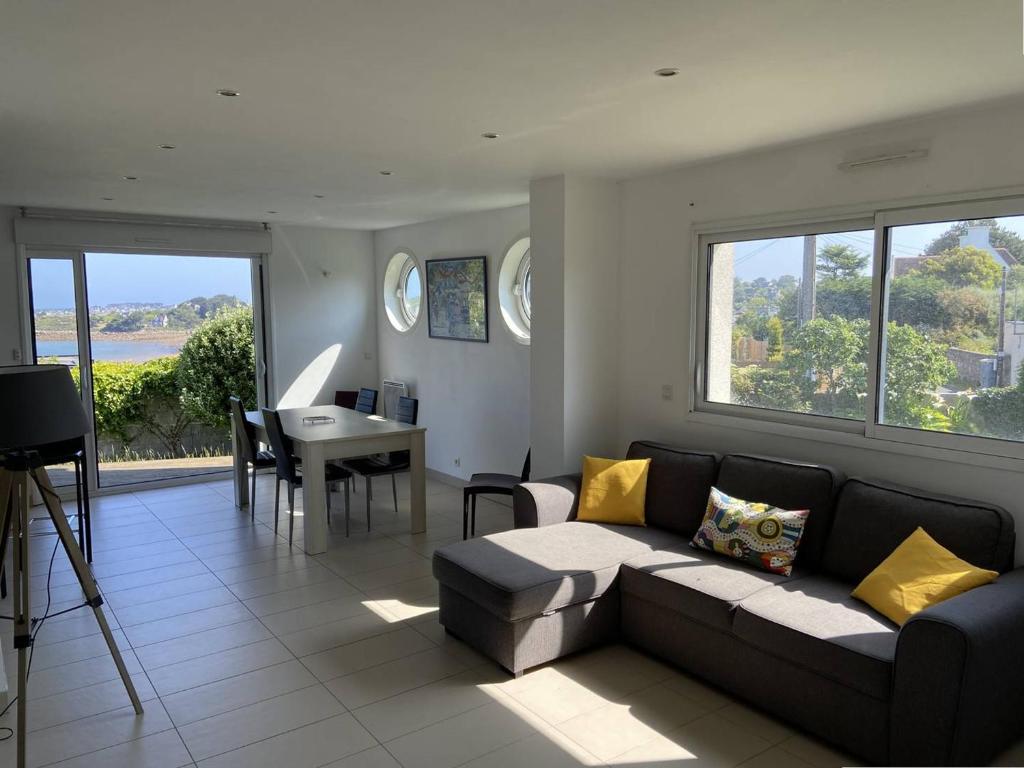 un salon avec un canapé et une table dans l'établissement Appartement avec terrasse, WIFI à 100m de la plage à Trébeurden - FR-1-368-424, à Trébeurden