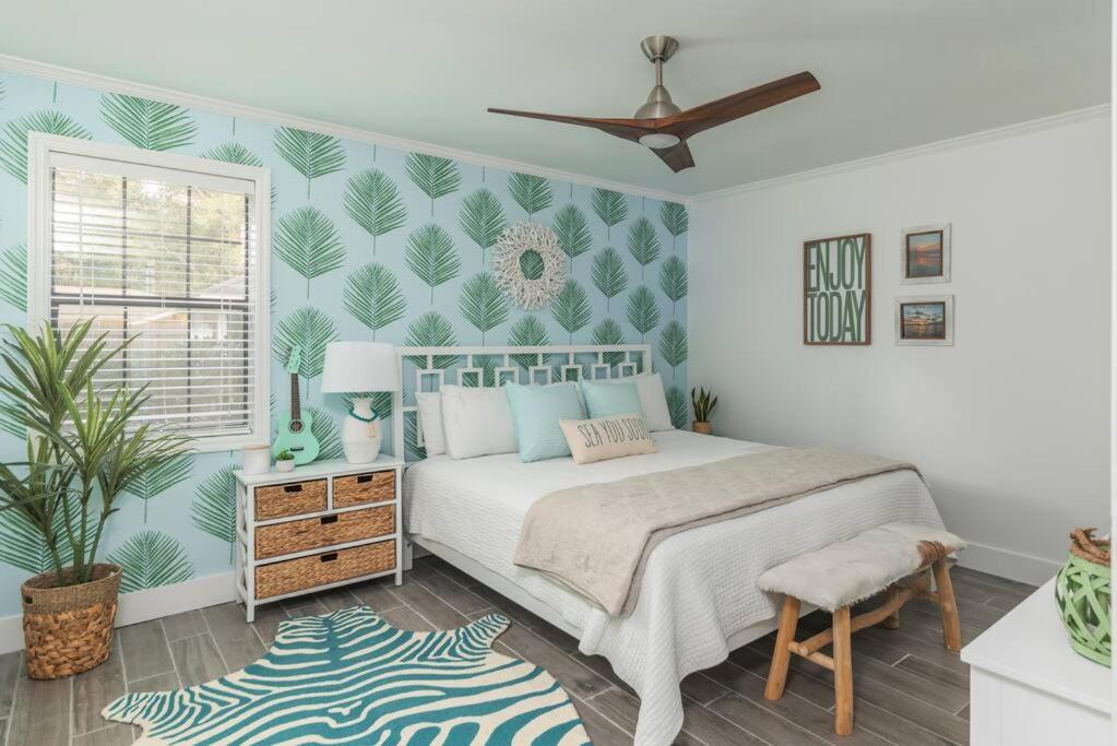 Ένα ή περισσότερα κρεβάτια σε δωμάτιο στο Charming 3BR 2 bath beach bungalow with hot tub!